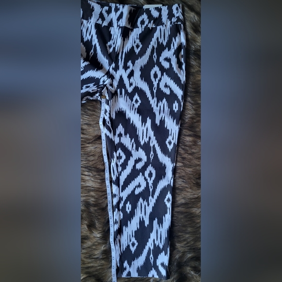 Chico's Brigitte So Slimming Stretch Crop Black & White Ikat Print Pants - Picture 15 of 16